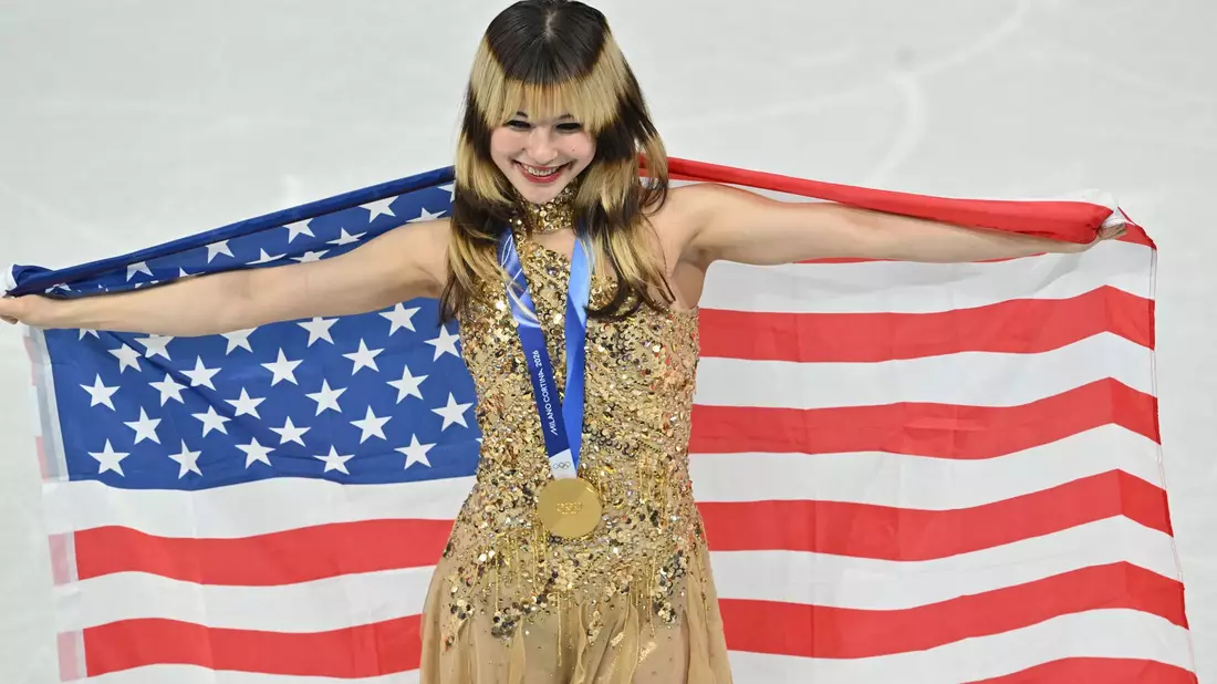 Alysa Liu bejubelt mit der US-Fahne ihre Goldmedaille. - Bild: Peter Kneffel/dpa
