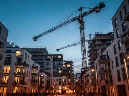 Baugenehmigungen steigen, doch Wohnungsmarkt bleibt angespannt - Foto: über boerse-global.de