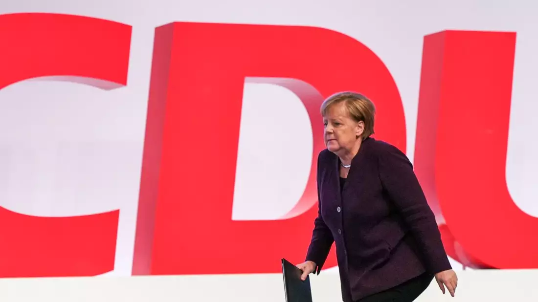 Sie kehrt nach langer Abwesenheit zurück. Angela Merkel wird in der ersten Reihe sitzen, wenn Merz redet. - Bild: Kay Nietfeld/dpa