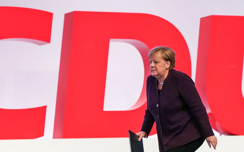 Sie kehrt nach langer Abwesenheit zurück. Angela Merkel wird in der ersten Reihe sitzen, wenn Merz redet. - Foto: Kay Nietfeld/dpa