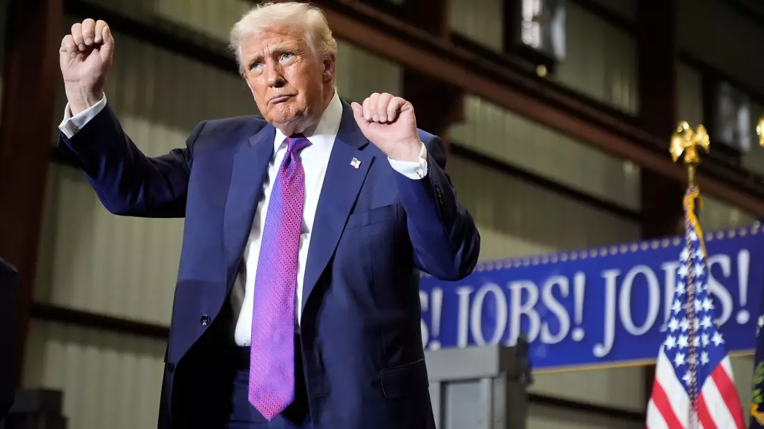 Ufos und Aliens? Trump will Akten dazu veröffentlichen. - Bild: Mark Schiefelbein/AP/dpa