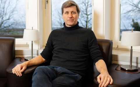 Schularick verknüpft in seiner Forschung Makroökonomie mit Wirtschaftsgeschichte und ist dafür 2022 mit dem Leibniz-Preis ausgezeichnet worden. (Archivbild)  - Foto: Frank Molter/dpa