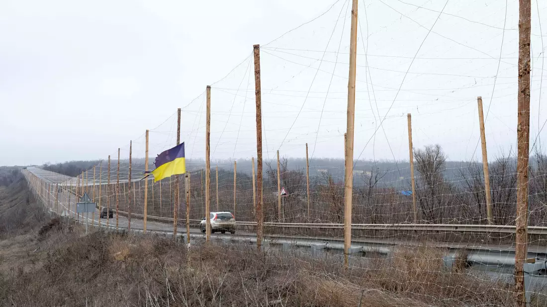 Anti-Drohnen-Netze werden für die Sicherung des ukrainischen Nachschubs selbst Dutzende Kilometer von der Front entfernt immer wichtiger. (Archivbild) - Bild: Andreas Stroh/ZUMA Press Wire/dpa