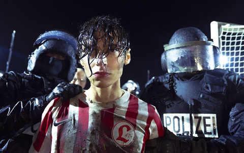 Festnahme beim Fußball: Wer hat Yusuf verraten? - Foto: Anne Wilk/Discovery Communications Benelux B.V. HBO Max/dpa