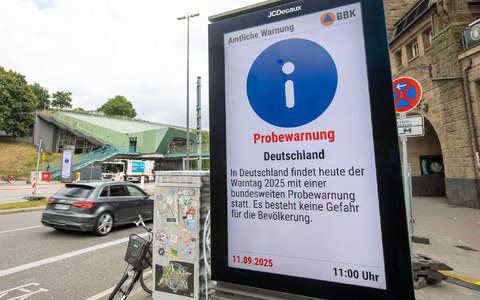Am bundesweiten Warntag gibt es einmal jährlich einen Probealarm auf allen Kanälen. (Archivfoto) - Foto: Bodo Marks/dpa