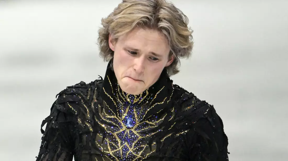 Bitter enttäuscht: Das Eiskunstlauf-Wunderkind Ilia Malinin patzte mehrfach in der Kür. (Archivbild) - Bild: Peter Kneffel/dpa
