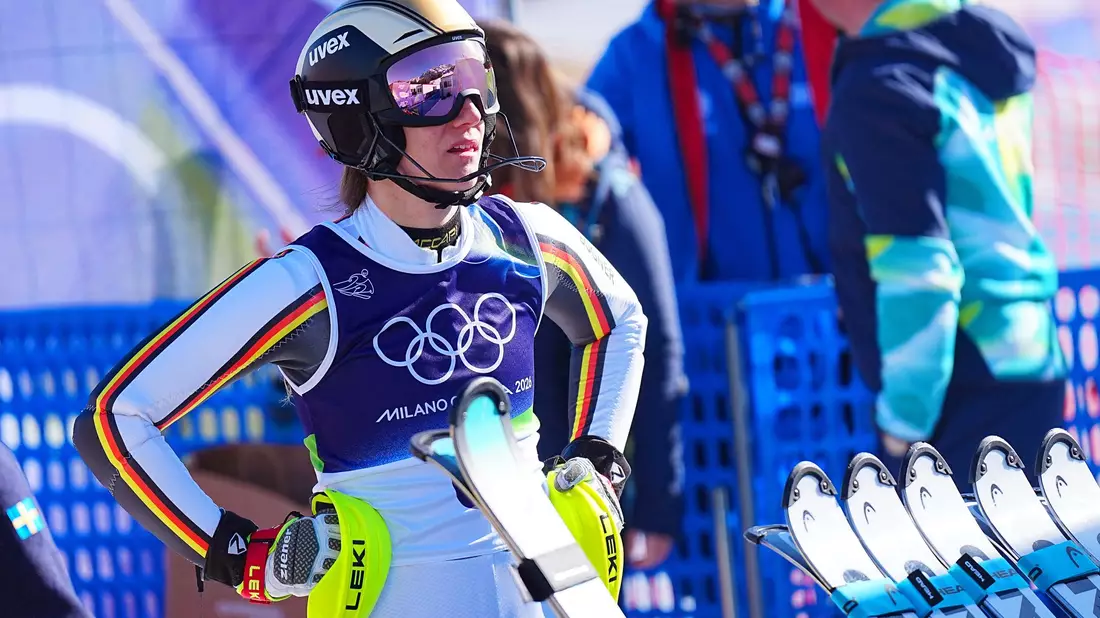 Fassungslos im Zielbereich: Lena Dürr war im Slalom auf Medaillenkurs, dann fädelte sie am ersten Tor ein. - Bild: Michael Kappeler/dpa