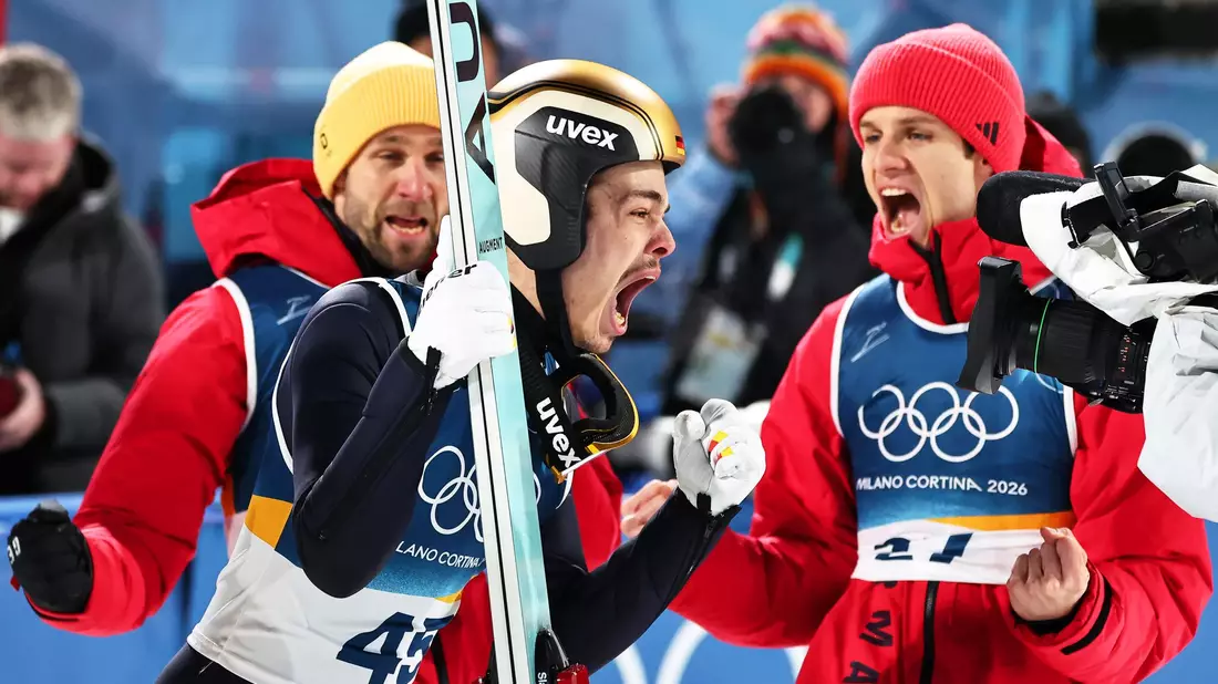 Gold-Coup: Skispringer Philipp Raimund schreit seine Freude über den Olympiasieg heraus. (Archivbild) - Bild: Daniel Karmann/dpa