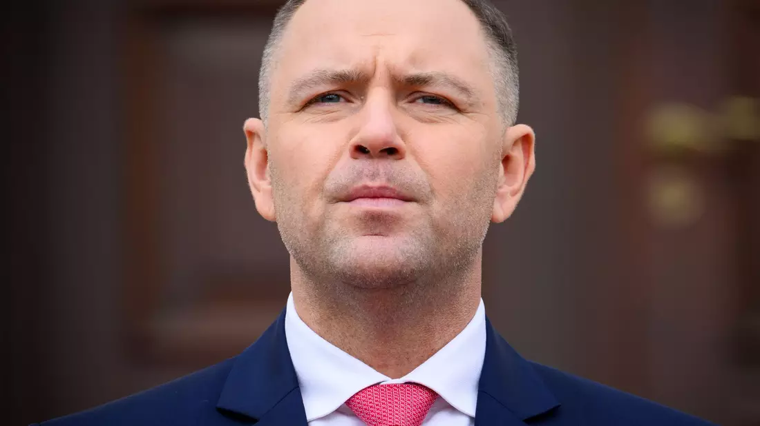 Polens Präsident Karol Nawrocki hatte schon vor seiner Wahl angekündigt, auf Konfrontationskurs mit der Regierung zu gehen. (Archivbild) - Bild: Bernd von Jutrczenka/dpa
