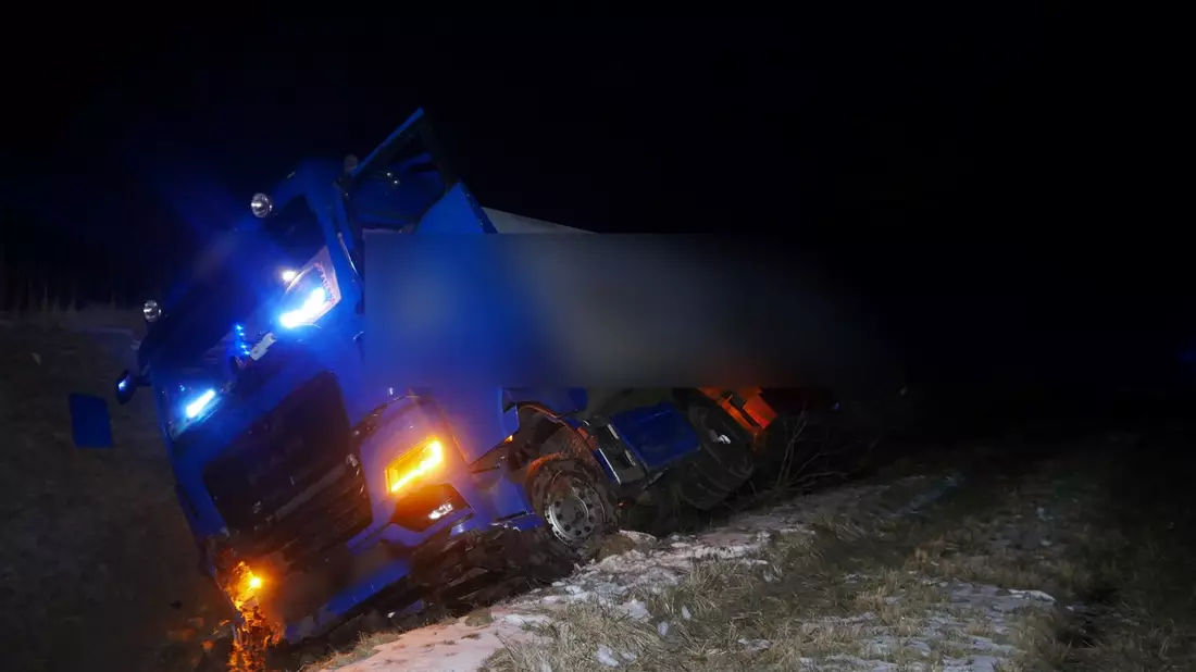 POL-ROW: ++ Sattelzug verunfallt - Fahrer vermutlich eingeschlafen ++ Gefälschten Führerschein vorgezeigt ++ 3,53 Promille: Frau fährt gegen Metallzaun ++ - Bild: presseportal.de