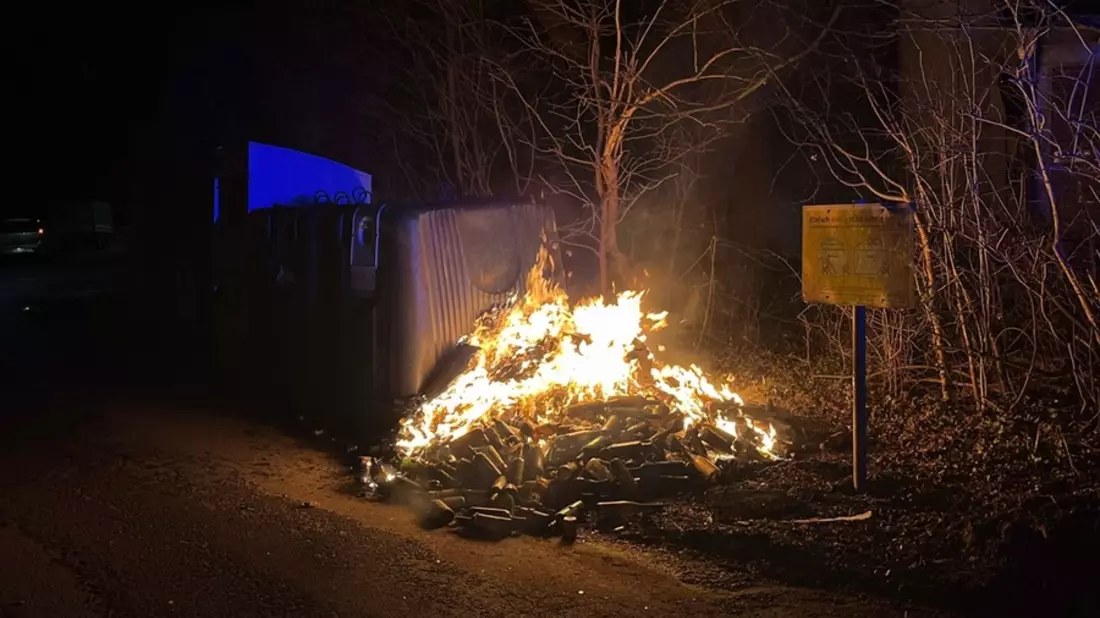 POL-AC: Unbekannte setzen Glascontainer in Brand - Bild: presseportal.de