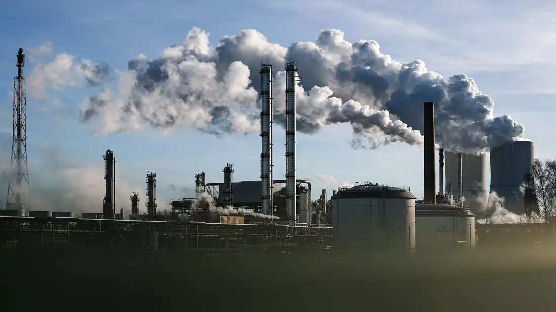 Schneider will die Chemieindustrie entlasten. (Archivbild) - Bild: Jan Woitas/dpa