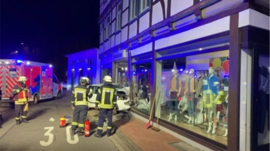 POL-HF: Verkehrsunfall mit Personenschaden - Junge Fahrerin verliert Kontrolle über Fahrzeug - Bild: presseportal.de