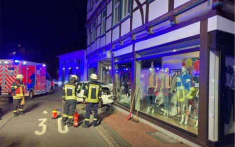 POL-HF: Verkehrsunfall mit Personenschaden - Junge Fahrerin verliert Kontrolle über Fahrzeug - Foto: presseportal.de