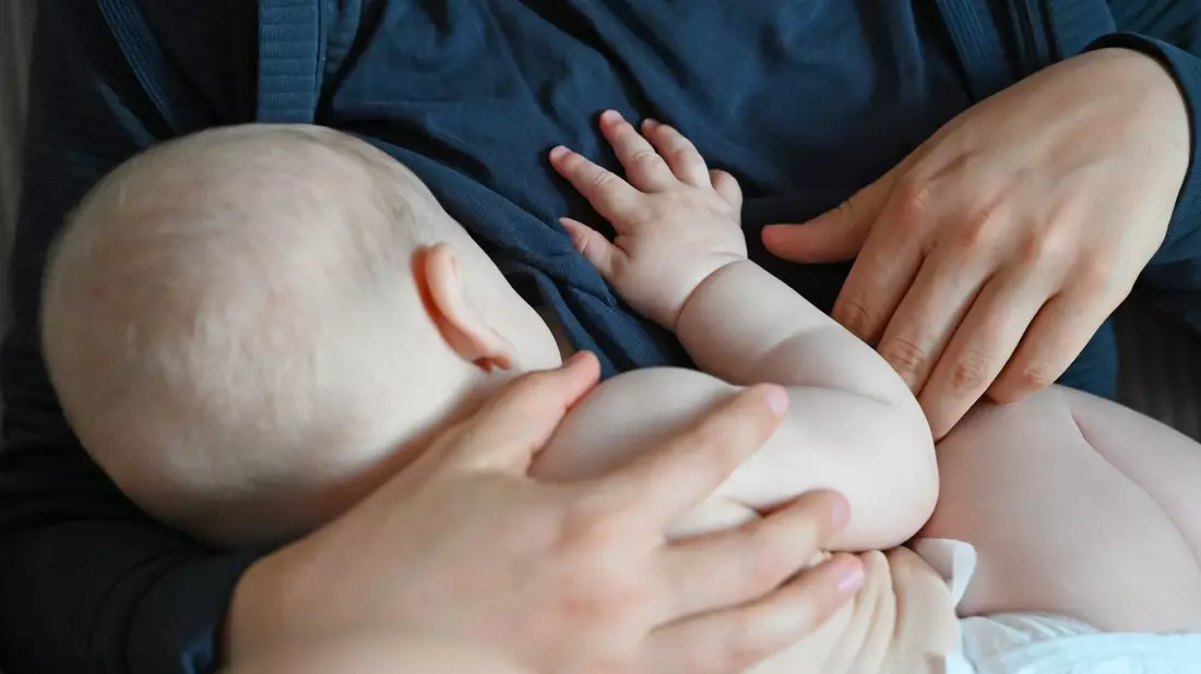 Sechs Monate ausschließlich stillen - diese Empfehlung der Weltgesundheitsorganisation (WHO) zur Ernährung von Babys gilt nun auch in Deutschland. (Symbolbild) - Bild: Elisa Schu/dpa