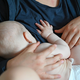 Sechs Monate ausschließlich stillen - diese Empfehlung der Weltgesundheitsorganisation (WHO) zur Ernährung von Babys gilt nun auch in Deutschland. (Symbolbild) - Foto: Elisa Schu/dpa