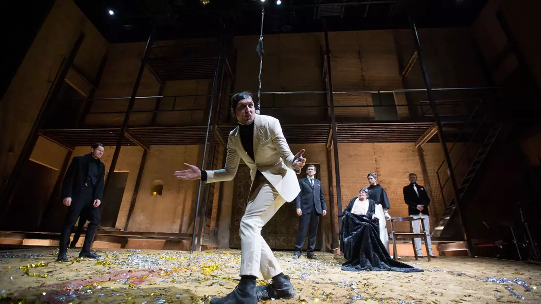 Bei einer Aufführung von «Richard III.» an der Schaubühne Berlin rutscht dem Schauspieler Lars Eidinger ein Degen aus der Hand und verletzt eine Zuschauerin leicht. (Archivbild) - Bild: picture alliance / dpa
