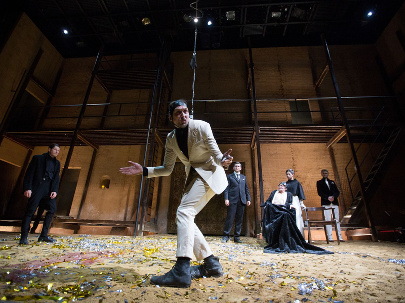 Bei einer Aufführung von «Richard III.» an der Schaubühne Berlin rutscht dem Schauspieler Lars Eidinger ein Degen aus der Hand und verletzt eine Zuschauerin leicht. (Archivbild) - Foto: picture alliance / dpa