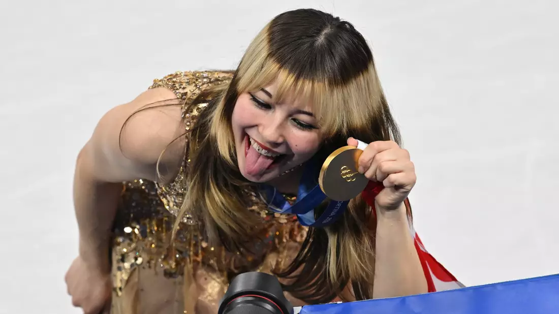 Alysa Liu posierte mit der Goldmedaille. - Bild: Peter Kneffel/dpa