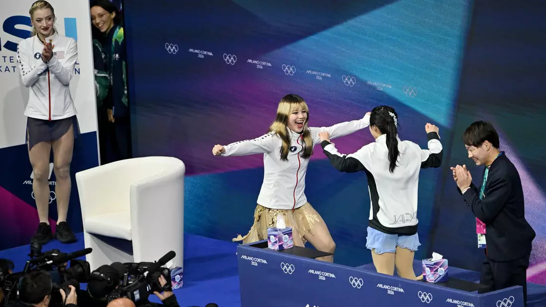 Rührender Moment: Olympiasiegerin Alysa Liu (l) und Bronzemedaillengewinnerin Ami Nakai (r) aus Japan freuten sich für- und miteinander. - Bild: Peter Kneffel/dpa