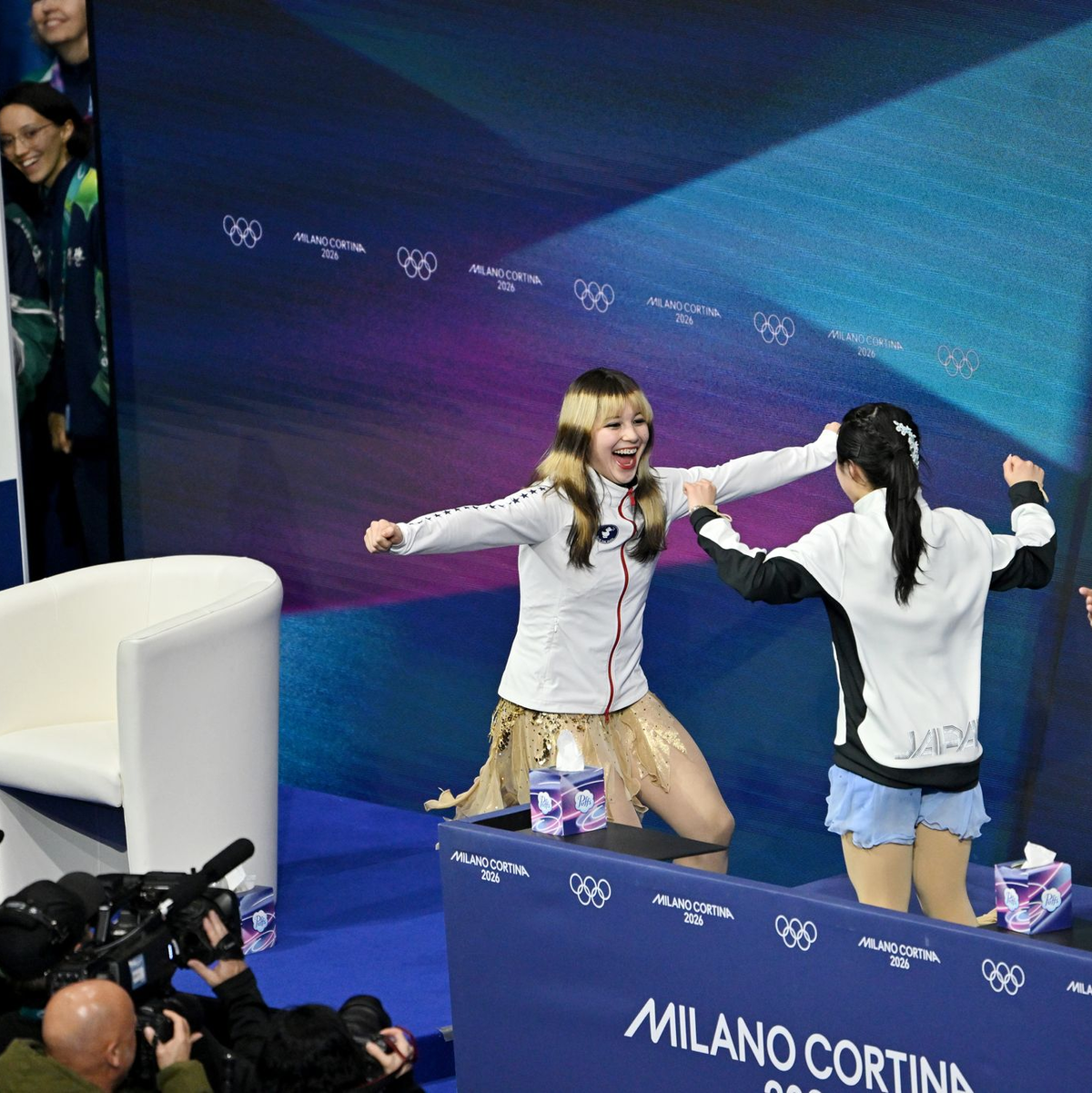 Rührender Moment: Olympiasiegerin Alysa Liu (l) und Bronzemedaillengewinnerin Ami Nakai (r) aus Japan freuten sich für- und miteinander. - Foto: Peter Kneffel/dpa