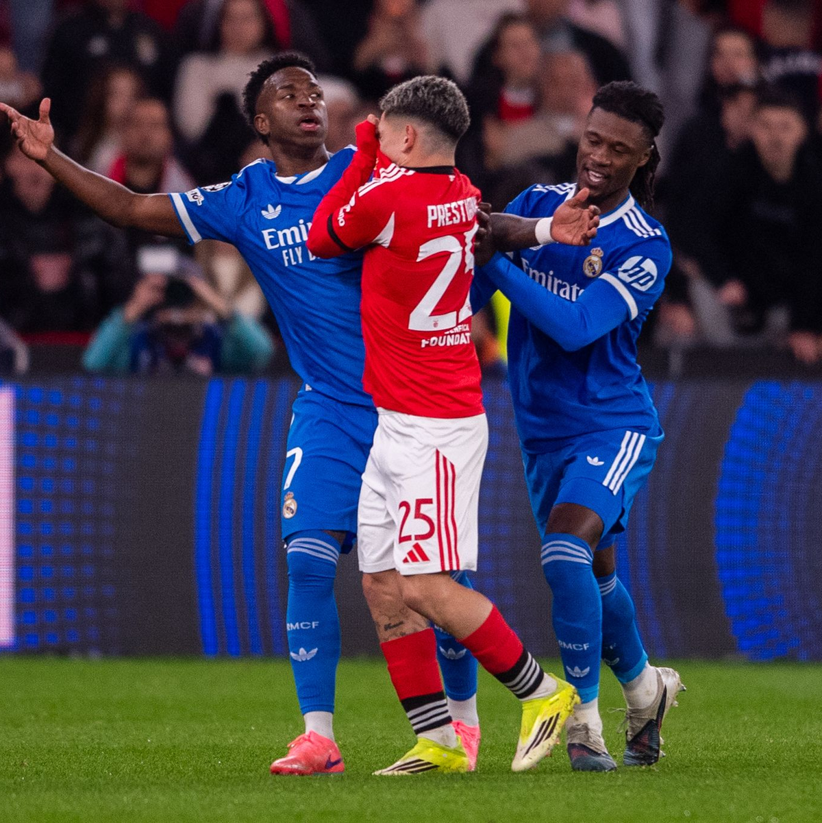 Vinicius Junior (l) und Gianluca Prestianni (M) geraten aneinander. Was hat der Benfica-Profi zum Real-Madrid-Star gesagt? (Archivbild) - Foto: Miguel Lemos/ZUMA Press Wire/dpa