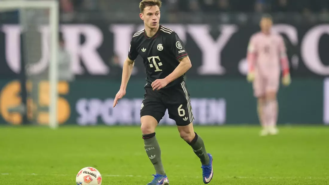 Drei Bayern-Stars droht eine Gelb-Sperre gegen Dortmund, auch Joshua Kimmich, (Archivbild)  - Bild: Marcus Brandt/dpa