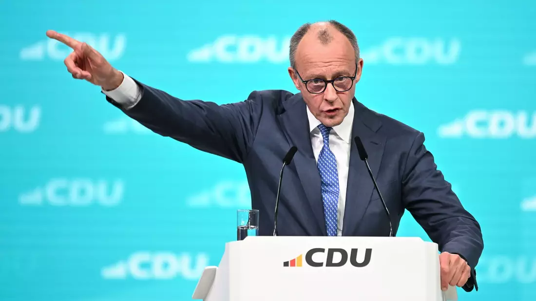 Merz wendet sich in seiner Parteitagsrede auch den Koalitionspartner SPD. - Bild: Katharina Kausche/dpa