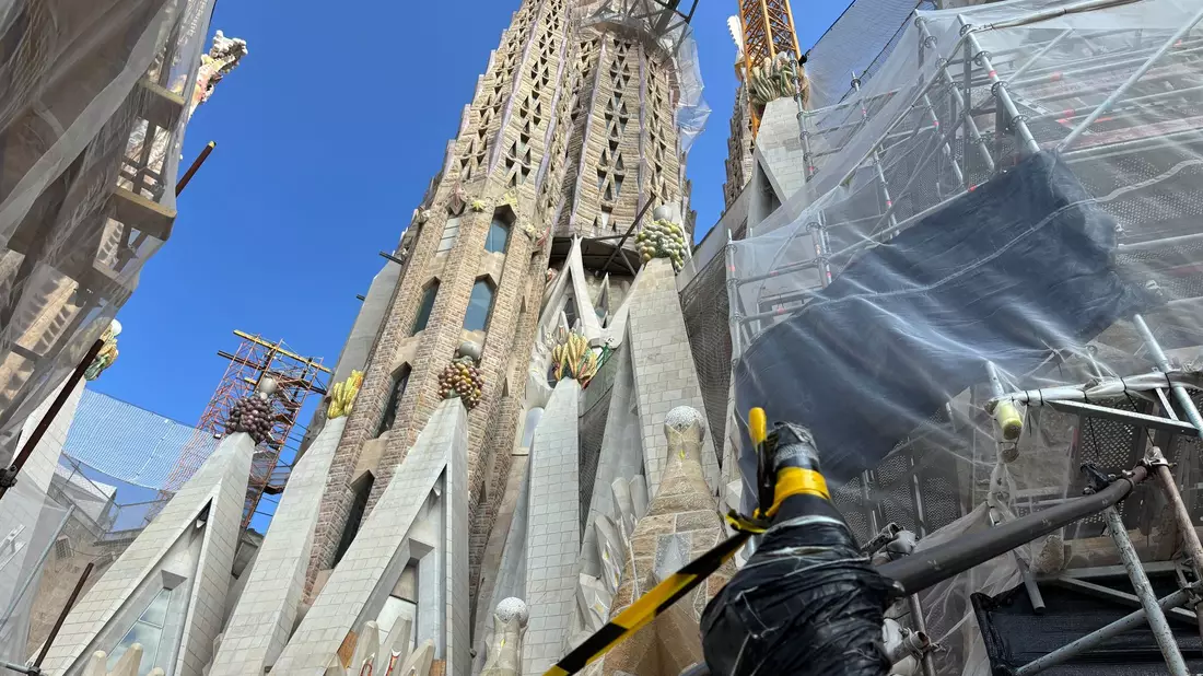 Mit der Krönung des Jesusturms mit einem in Deutschland gebauten begehbaren Kreuz hat die Basilika Sagrada Família in Barcelona ihre endgültige Höhe von 172,50 Metern erreicht. Bis zur Fertigstellung des 1882 begonnenen Baus wird es aber noch mindestens bis 2034 dauern.  - Bild: Jan-Uwe Ronneburger/dpa