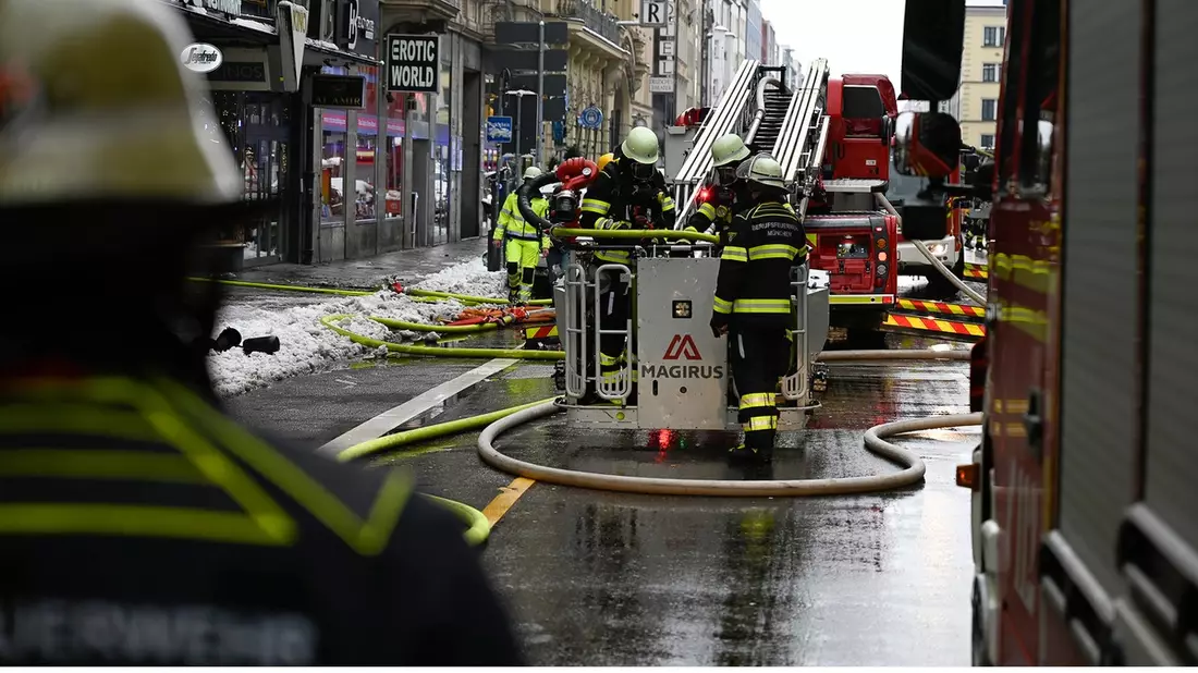 FW-M: Großeinsatz von Feuerwehr und Rettungsdienst bei Wohnungsbrand (Ludwigsvorstadt) - Bild: presseportal.de