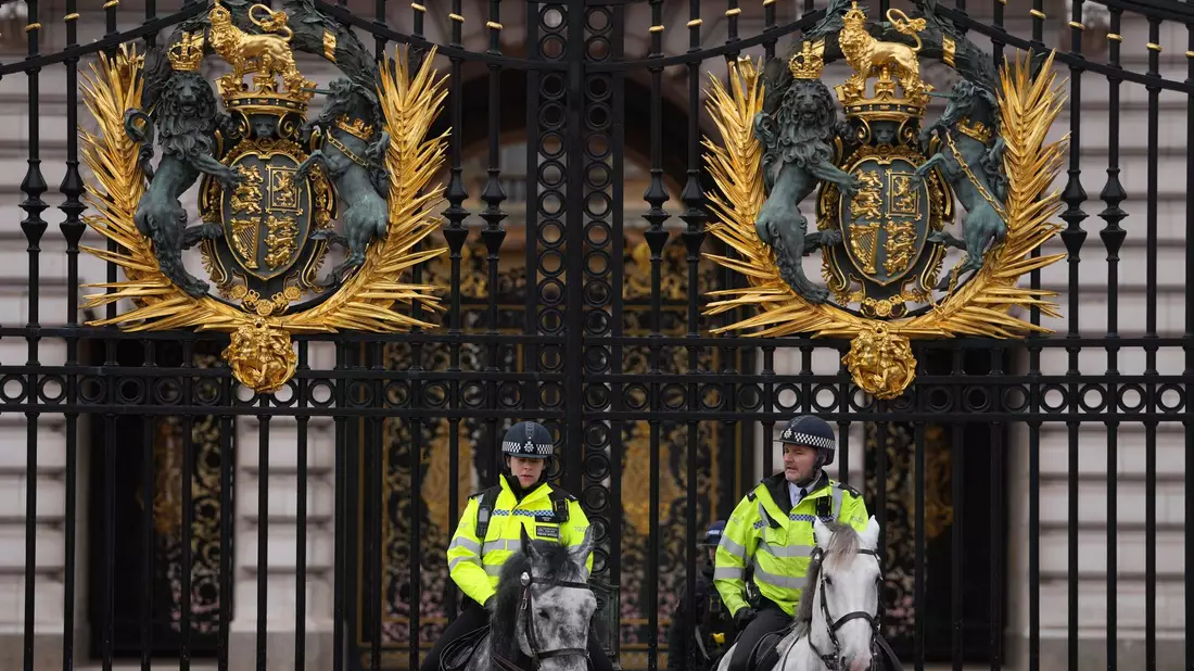 Der Tag nach der vorübergehenden Festnahme vor dem Buckingham Palace. - Bild: Kin Cheung/AP/dpa