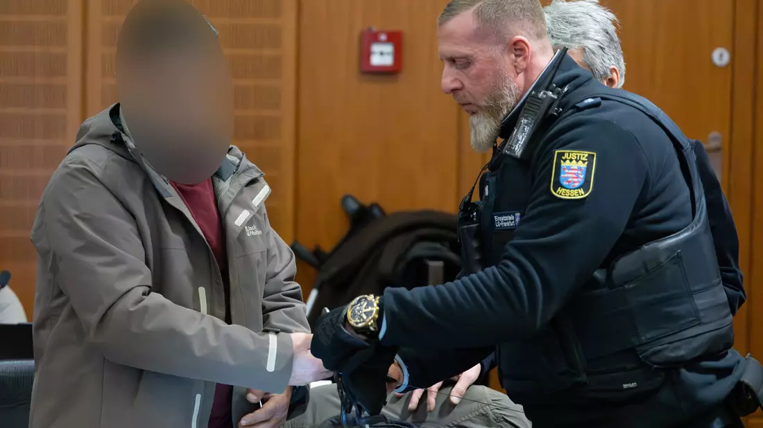 Sieben Männern wirft die Staatsanwaltschaft Mord vor. - Bild: Boris Roessler/dpa
