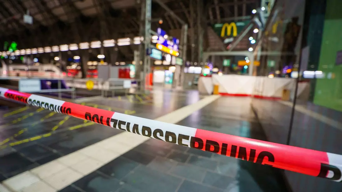 Die Tat geschah am Hauptbahnhof in der Nähe der Gleise. (Archivbild) - Bild: Andreas Arnold/dpa