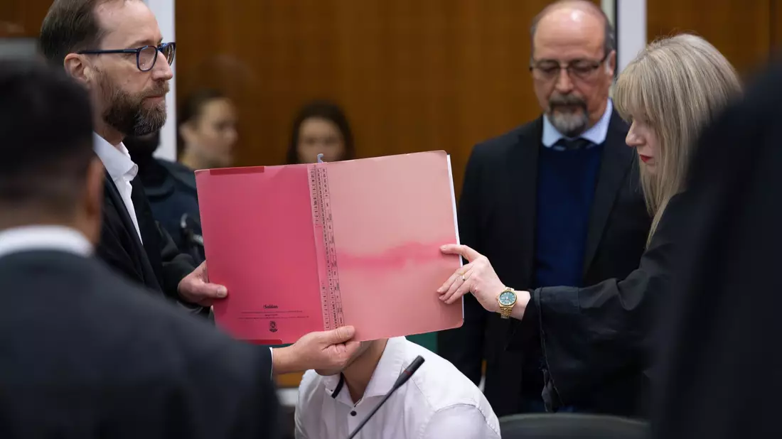 Insgesamt sind acht Männer angeklagt. - Bild: Boris Roessler/dpa