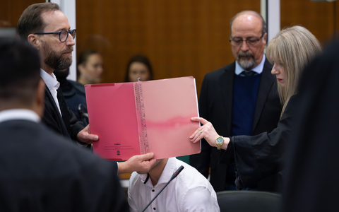 Insgesamt sind acht Männer angeklagt. - Foto: Boris Roessler/dpa