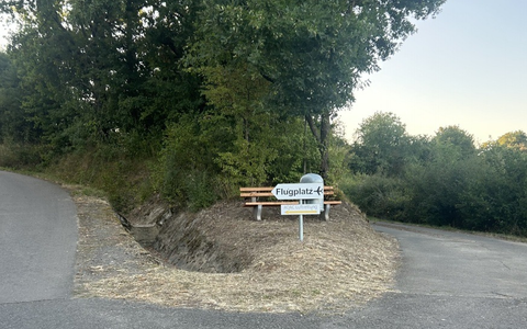 POL-PIROK: Hinweisschilder zum Flugplatz gestohlen - Foto: presseportal.de