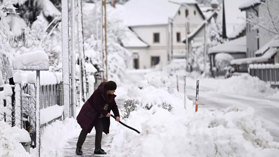 Am Freitagmorgen war rund um Wien Schneeschippen angesagt. - Bild: Helmut Fohringer/APA/dpa