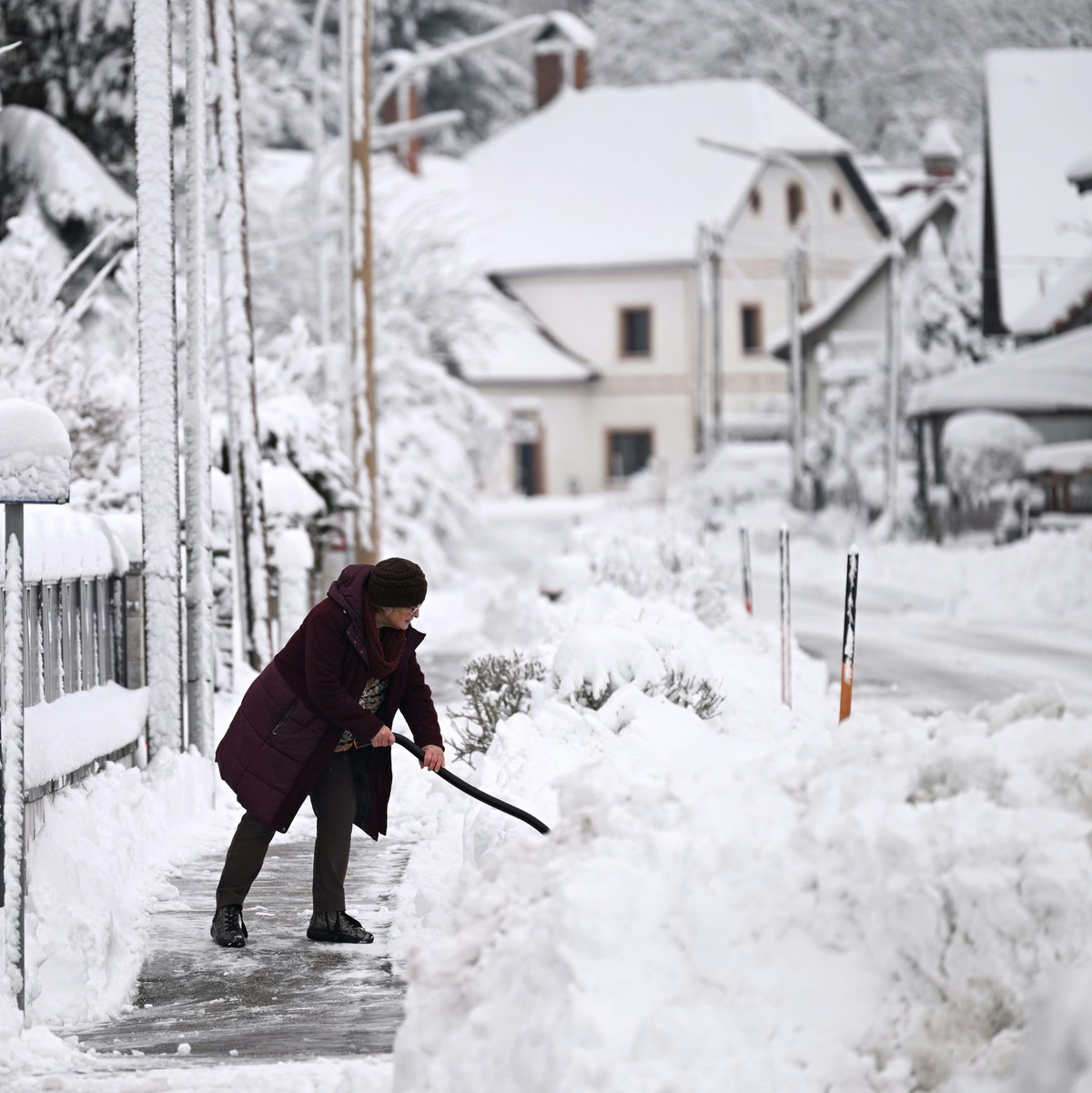 Am Freitagmorgen war rund um Wien Schneeschippen angesagt. - Foto: Helmut Fohringer/APA/dpa