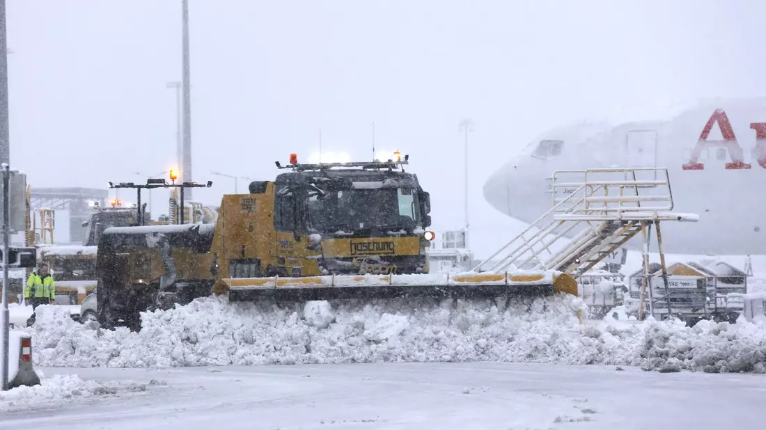 Starker Schneefall bremst den Verkehr am Flughafen Wien aus. - Bild: Unbekannt/FLUGHAFEN WIEN/APA/dpa
