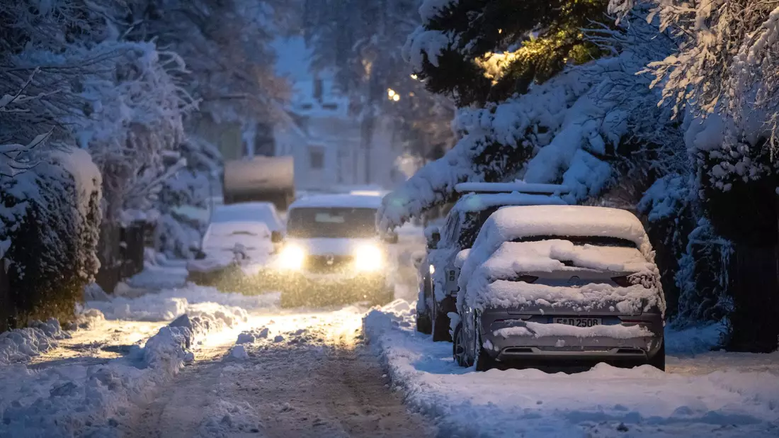 Auch in Bayern - wie hier in München - hat es stark geschneit.  - Bild: Lukas Barth-Tuttas/dpa