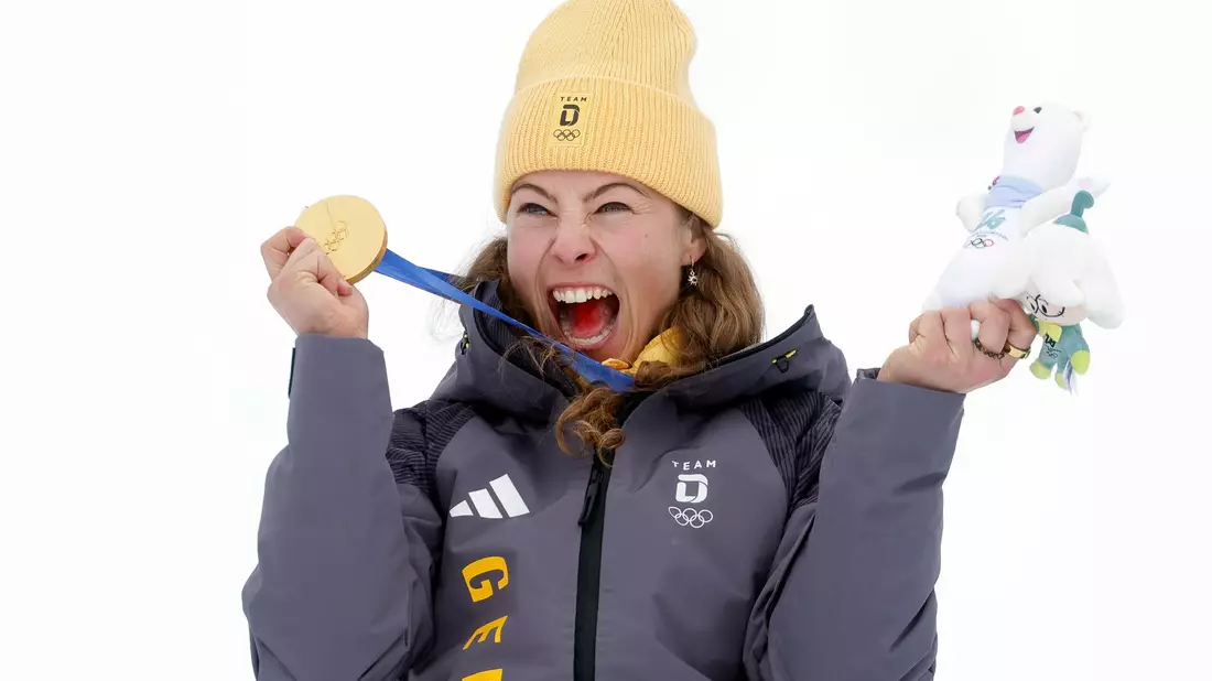 Freudenschrei: Daniela Maier mit der Goldmedaille - Bild: Oliver Weiken/dpa
