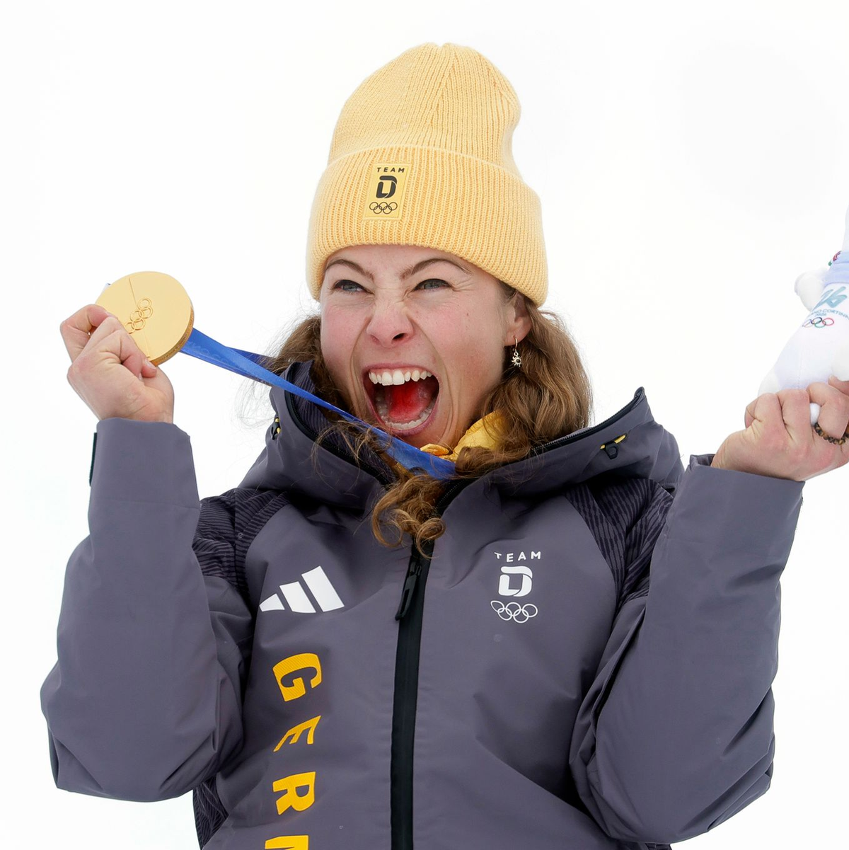 Freudenschrei: Daniela Maier mit der Goldmedaille - Foto: Oliver Weiken/dpa
