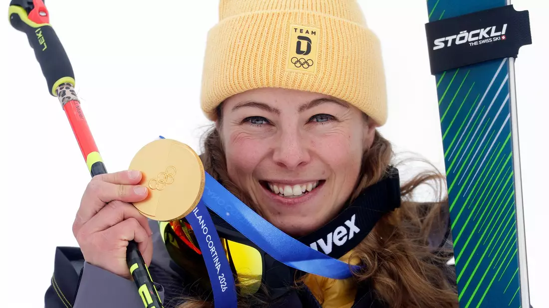 Daniela Maier jubelt über Gold im Ski Cross - Bild: Oliver Weiken/dpa