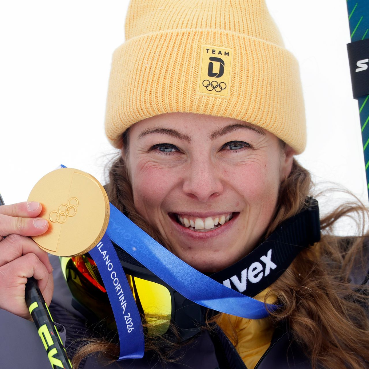 Daniela Maier jubelt über Gold im Ski Cross - Foto: Oliver Weiken/dpa