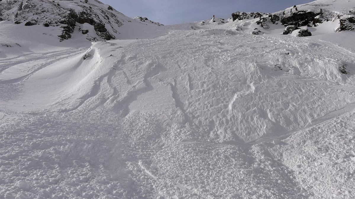 Ein deutscher Skifahrer starb unter einer Lawine in Tirol. (Symbolbild) - Foto: Zoom.Tirol/APA/dpa