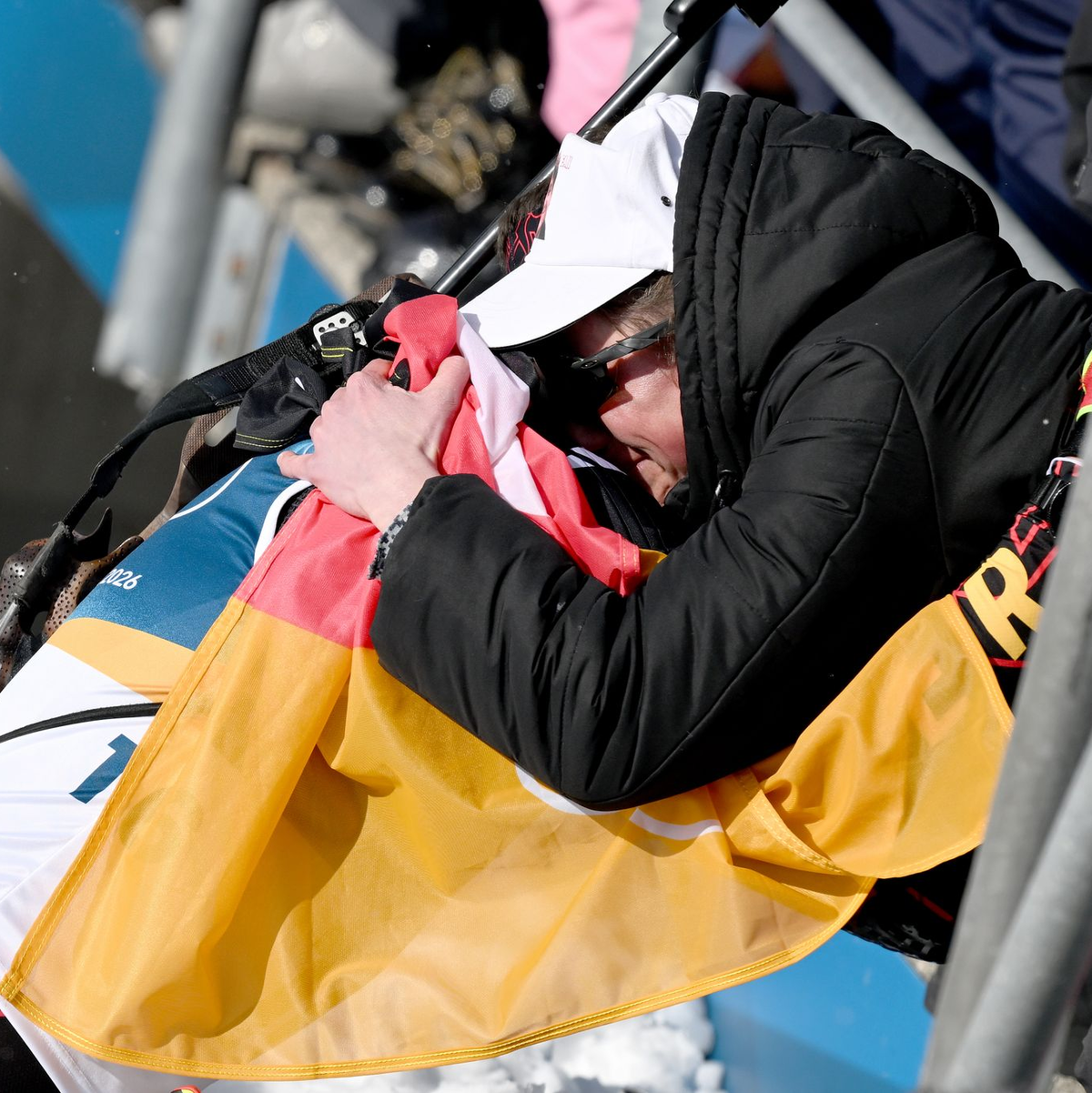 Philipp Horn wird im Ziel von seiner weinenden Ehefrau Antonia getröstet. - Foto: Hendrik Schmidt/dpa