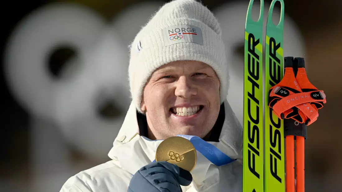 Johannes Dale-Skjevdal (Norwegen) freut sich bei der Siegerehrung über die Goldmedaille. Es war das 17. Gold für Norwegen bei diesen Winterspielen. - Bild: Hendrik Schmidt/dpa