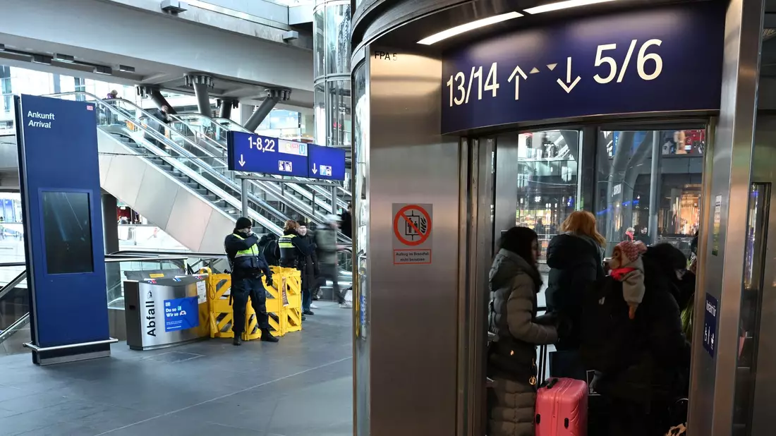 Die Aufzüge im Hauptbahnhof brauchen oft sehr lang. (Archivbild) - Bild: Markus Lenhardt/dpa
