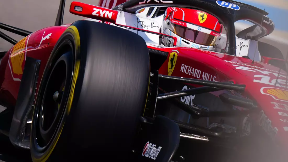 Charles Leclerc verabschiedet sich mit der deutlichen Tagesbestzeit von den Testfahrten.   - Bild: Bradley Collyer/PA Wire/dpa