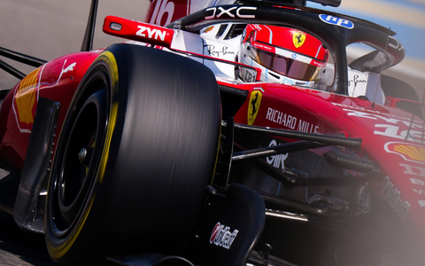Charles Leclerc verabschiedet sich mit der deutlichen Tagesbestzeit von den Testfahrten.   - Foto: Bradley Collyer/PA Wire/dpa